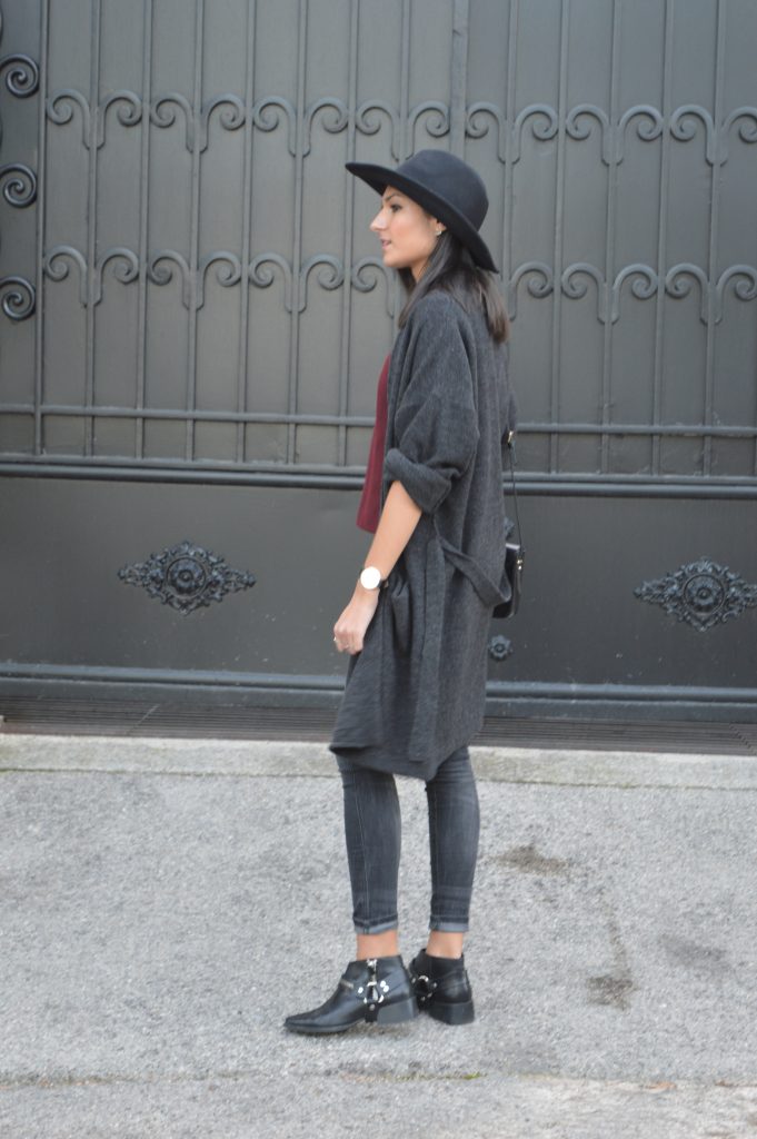 tendance idée tenue hiver blog mode jean gris bottines plates chapeau fedora zara pas cher haut bordeaux gilet xxl mango