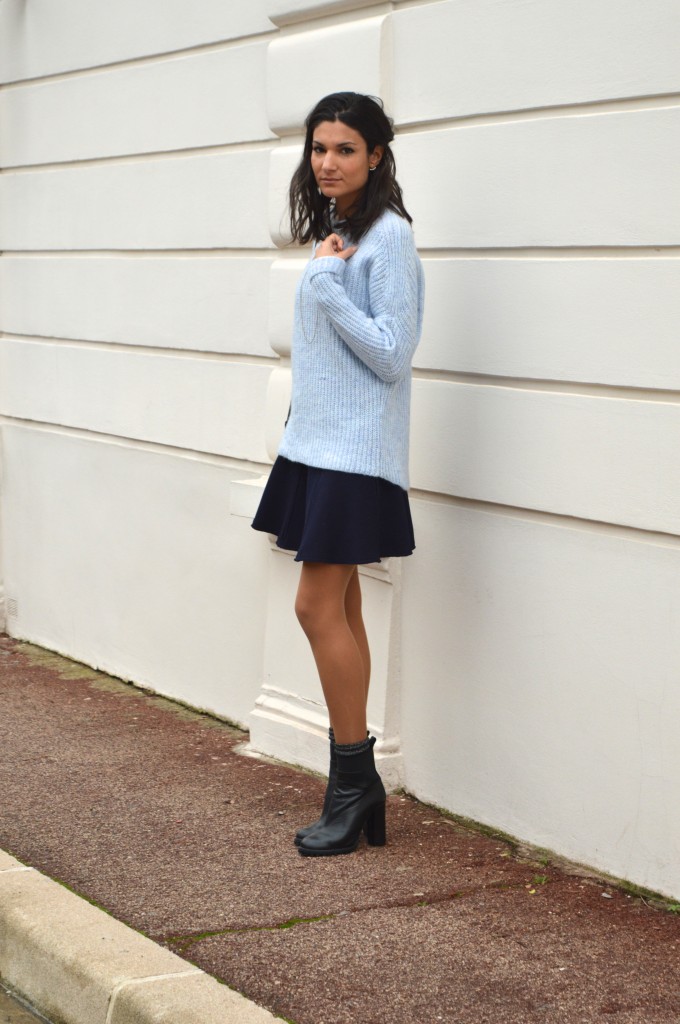 gros pull en laine bleu ciel zara jupe patineuse bleu marine