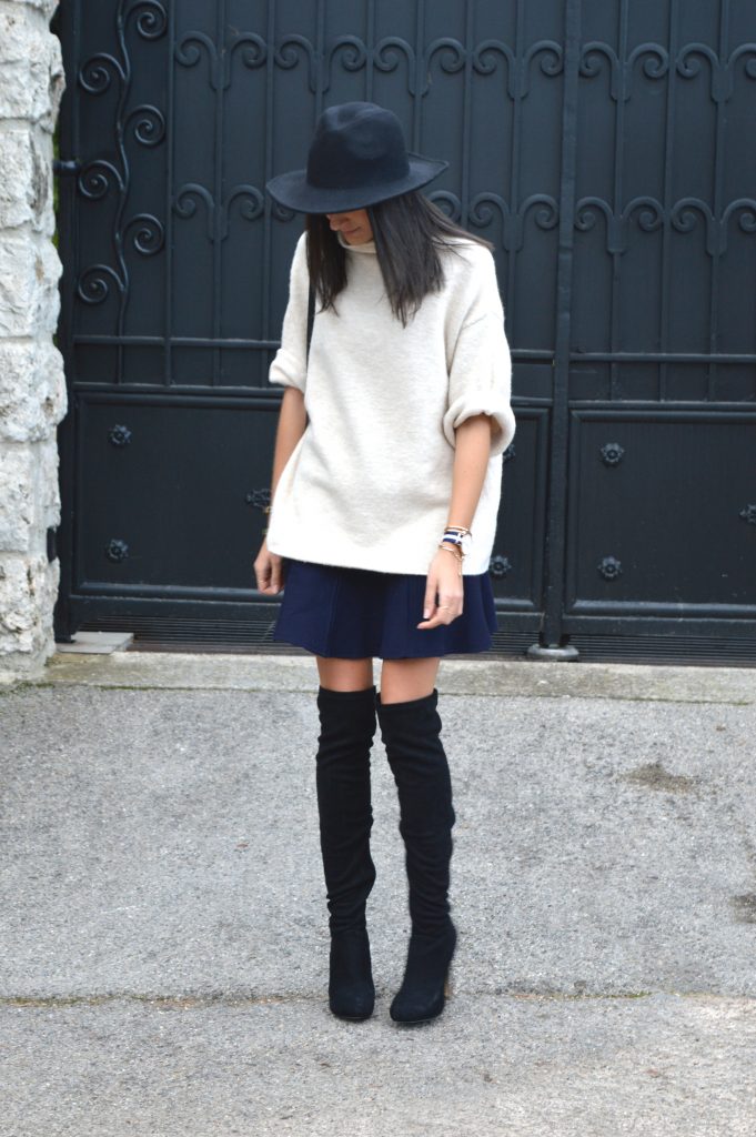 jupe patineuse bleue zara pull col cheminée col haut col roulé beige zara cuissardes en daim a talons montre daniel wellington idée tenue hiver chapeau fedora h&m