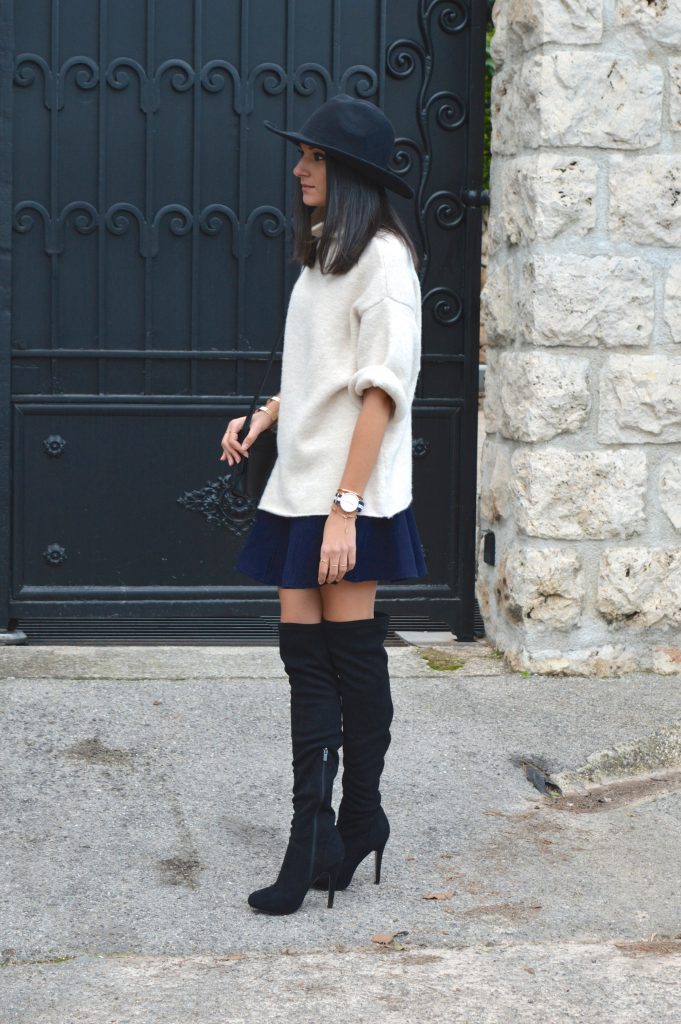 jupe patineuse bleue zara pull col cheminée col haut col roulé beige zara cuissardes en daim a talons montre daniel wellington idée tenue hiver chapeau fedora h&m nouveau blog mode