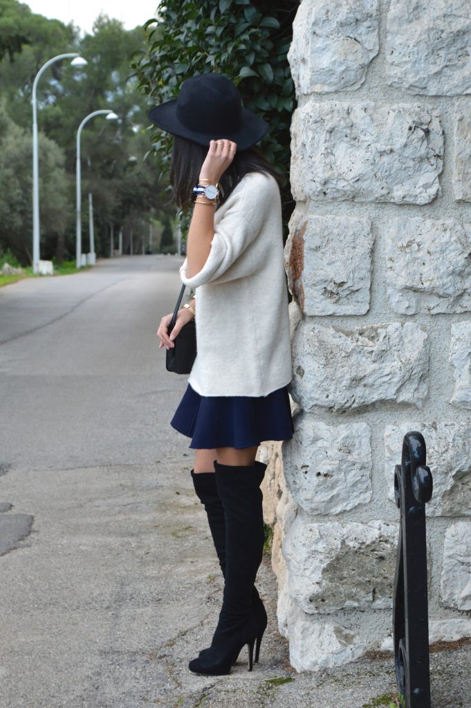 jupe patineuse bleue zara pull col cheminée col haut col roulé beige zara cuissardes en daim a talons montre daniel wellington classic glasgow idée tenue hiver chapeau fedora h&m nouveau blog mode