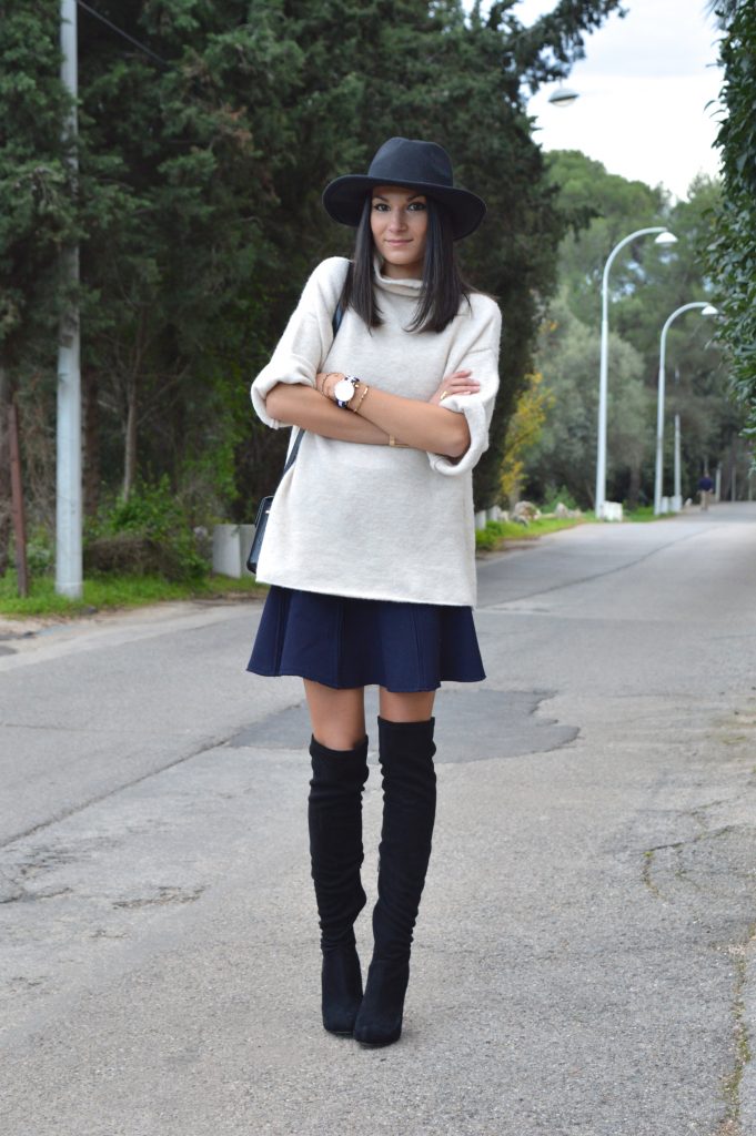 tendance de mode gros pull jupe patineuse bleue zara pull col cheminée col haut col roulé beige zara cuissardes en daim a talons montre daniel wellington idée tenue hiver chapeau fedora h&m