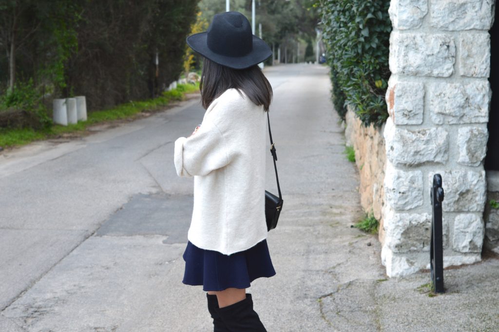 jupe patineuse bleue zara pull col cheminée col haut col roulé beige zara montre daniel wellington idée tenue hiver chapeau fedora h&m