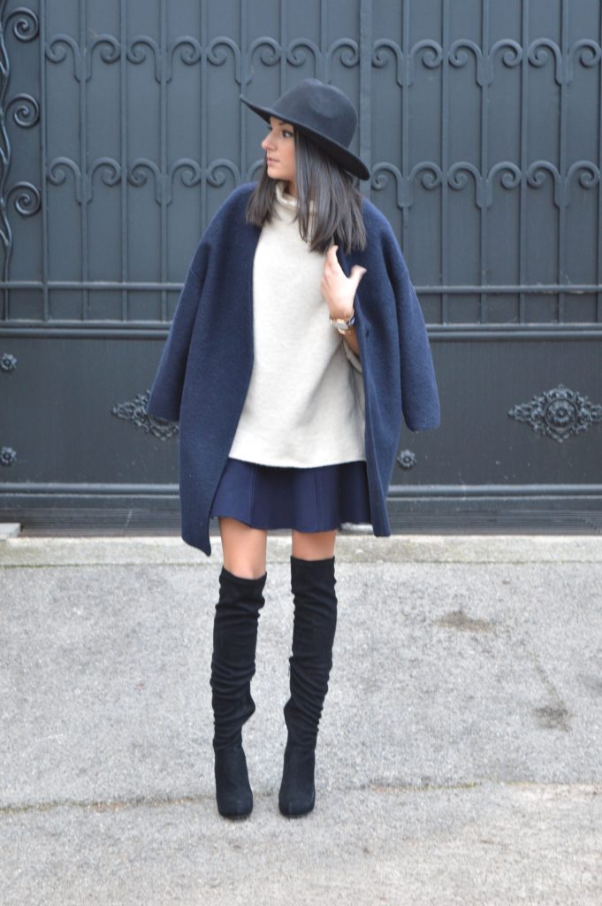 manteau tendance hiver 2015 jupe patineuse bleue zara pull col cheminée col haut col roulé beige zara cuissardes en daim a talons montre daniel wellington idée tenue hiver chapeau fedora h&m