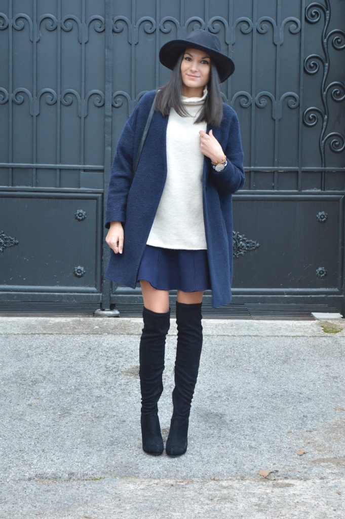 jupe patineuse bleue zara pull col cheminée col haut col roulé beige zara cuissardes en daim a talons montre daniel wellington idée tenue hiver chapeau fedora h&m blog mode style idée