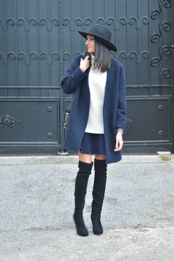 bleu marine en hiver idée tenue jupe patineuse bleue zara pull col cheminée col haut col roulé beige zara cuissardes en daim a talons montre daniel wellington idée tenue hiver chapeau fedora h&m