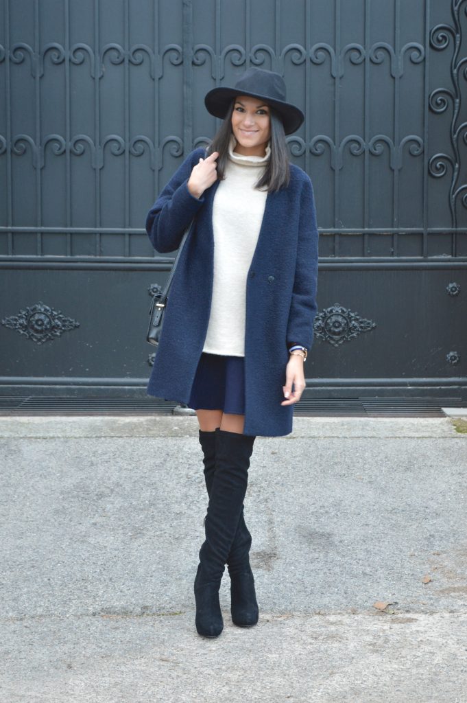 jupe patineuse bleue zara pull col cheminée col haut col roulé beige zara cuissardes en daim a talons montre daniel wellington idée tenue hiver chapeau fedora h&m manteau tendance hiver 2015