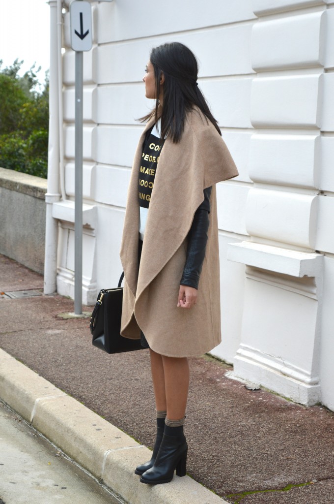 manteau camel jupe midi zara sweat mange noir et blanc doré chaussettes paillettes bottines talon blog mode