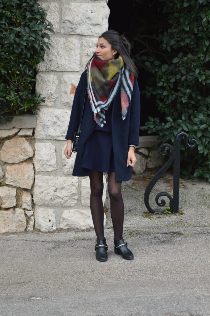 plaid grosse echarpe a carreaux zara bleu marine jupe patineuse zara bleu marine bottines a zip en cuir blogueuse mode idée tenue hiver 2015