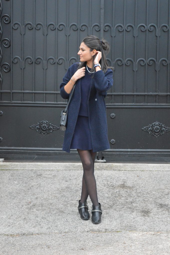 manteau zara bleu marine jupe patineuse zara bleu marine bottines a zip en cuir blogueuse mode