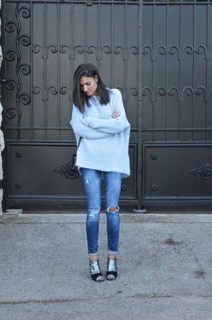 pull doudou bleu ciel jean denim destroy zara chaussures à paillettes cosmoparis