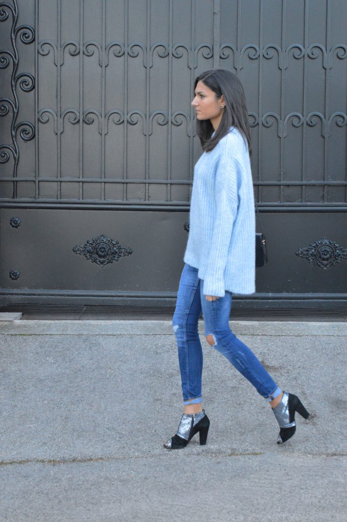 pull doudou bleu ciel jean denim destroy zara chaussures à paillettes cosmoparis idée tenue hiver casual blog mode