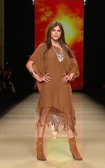 La robe poncho à franges camel