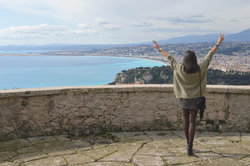 jolie vue panoramique nice cote d'azur jupe paillettes sequins doré argenté pull maille kaki dorée argentée bracelet manchette hipanema silver sac à franges noir mango zara sac a frange beau blog mode montre daniel wellington bottines noir h&m blog mode nice tendances