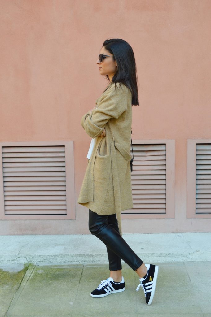 adidas gazelle gilet camel blog mode blogueuse mode pantalon en cuir mango