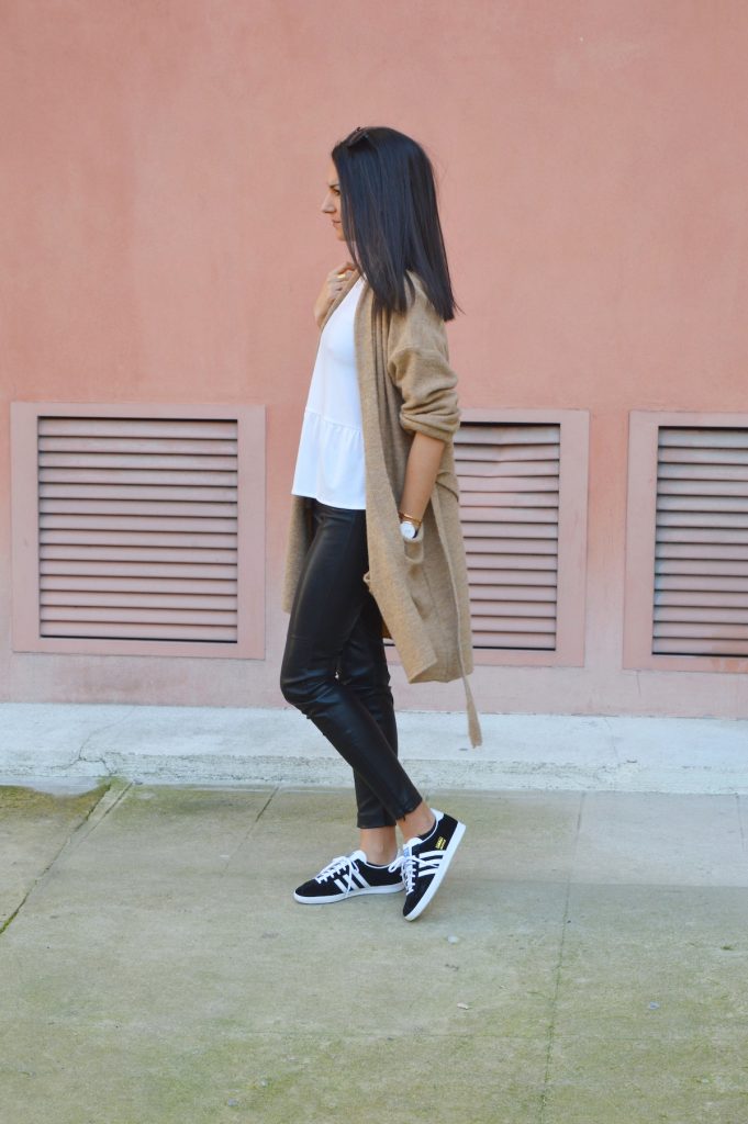 adidas gazelle gilet camel blog mode blogueuse mode pantalon en cuir tenue tendance été 2015
