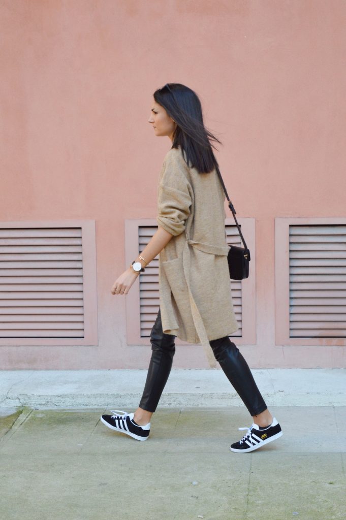 adidas gazelle gilet camel blog mode blogueuse mode pantalon en cuir tenue tendance