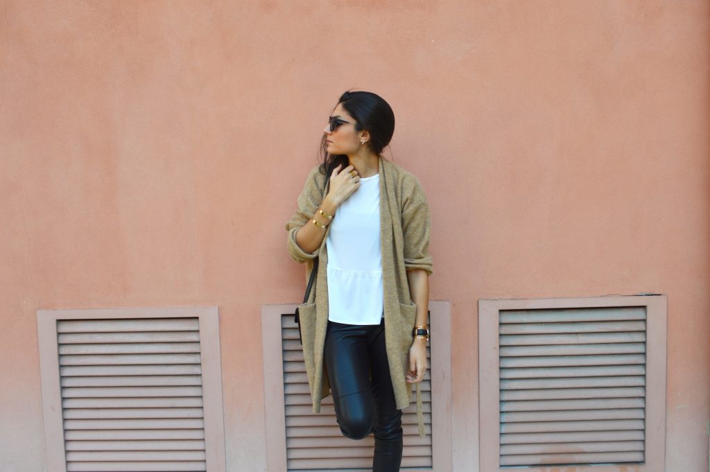 idée de tenue adidas gazelle gilet camel blog mode blogueuse mode pantalon en cuir