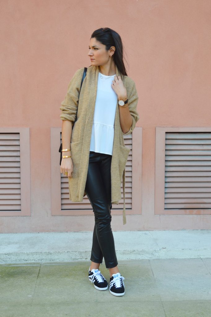 tenue tendance été 2015 adidas gazelle gilet camel blog mode blogueuse mode pantalon en cuir