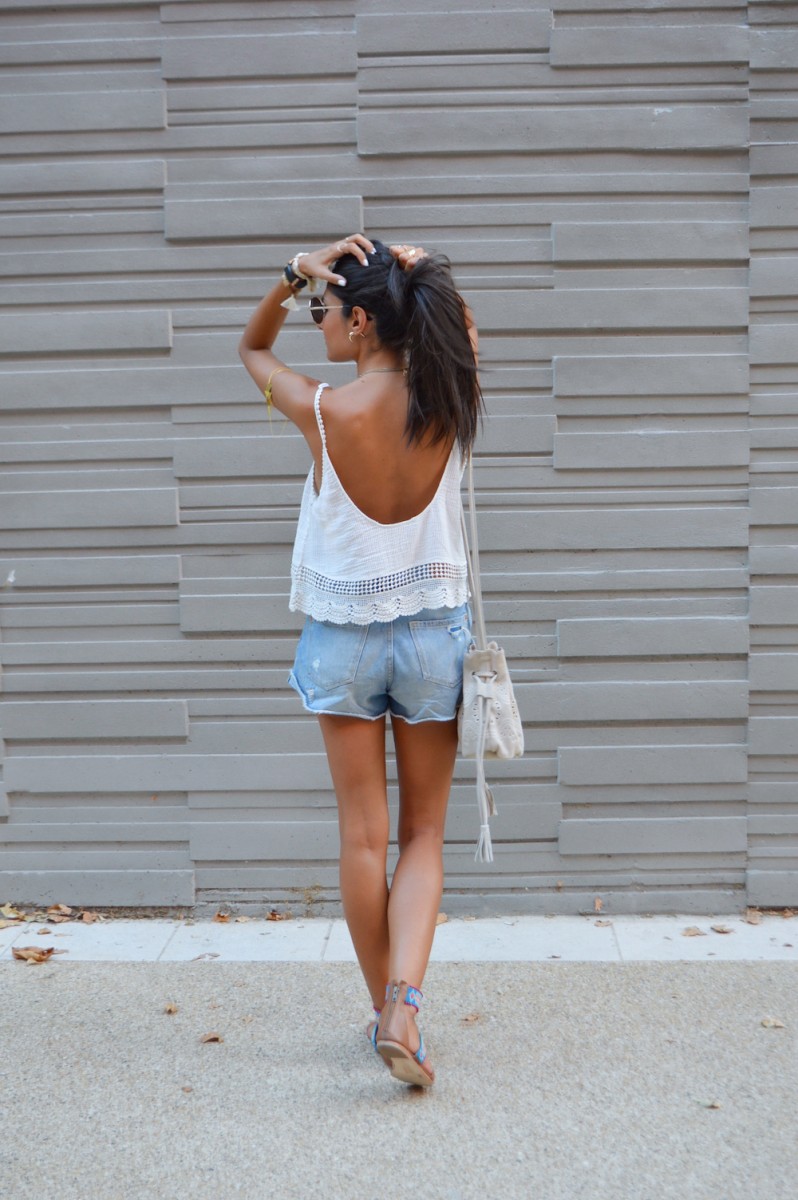 dos nu short en jean