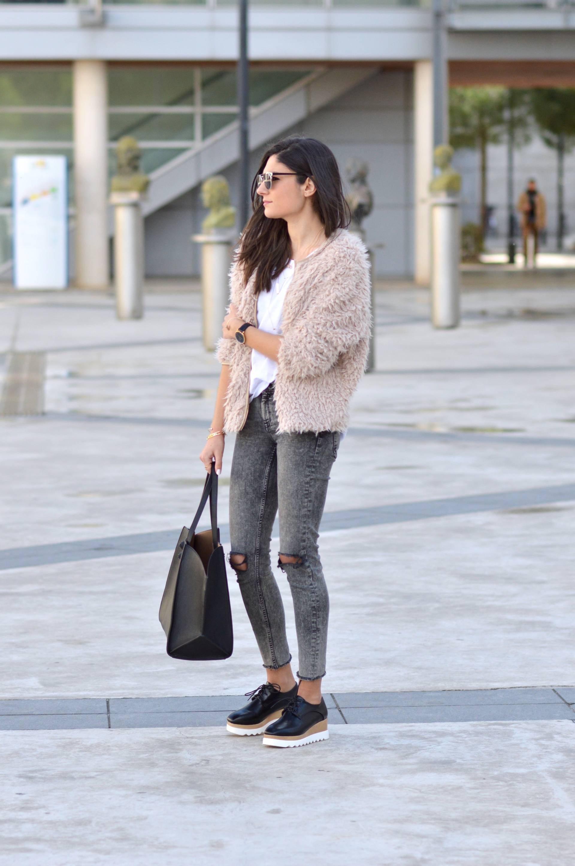 blog mode look tendance 2016 fourrure rose poudré jean gris troué chaussures plateforme