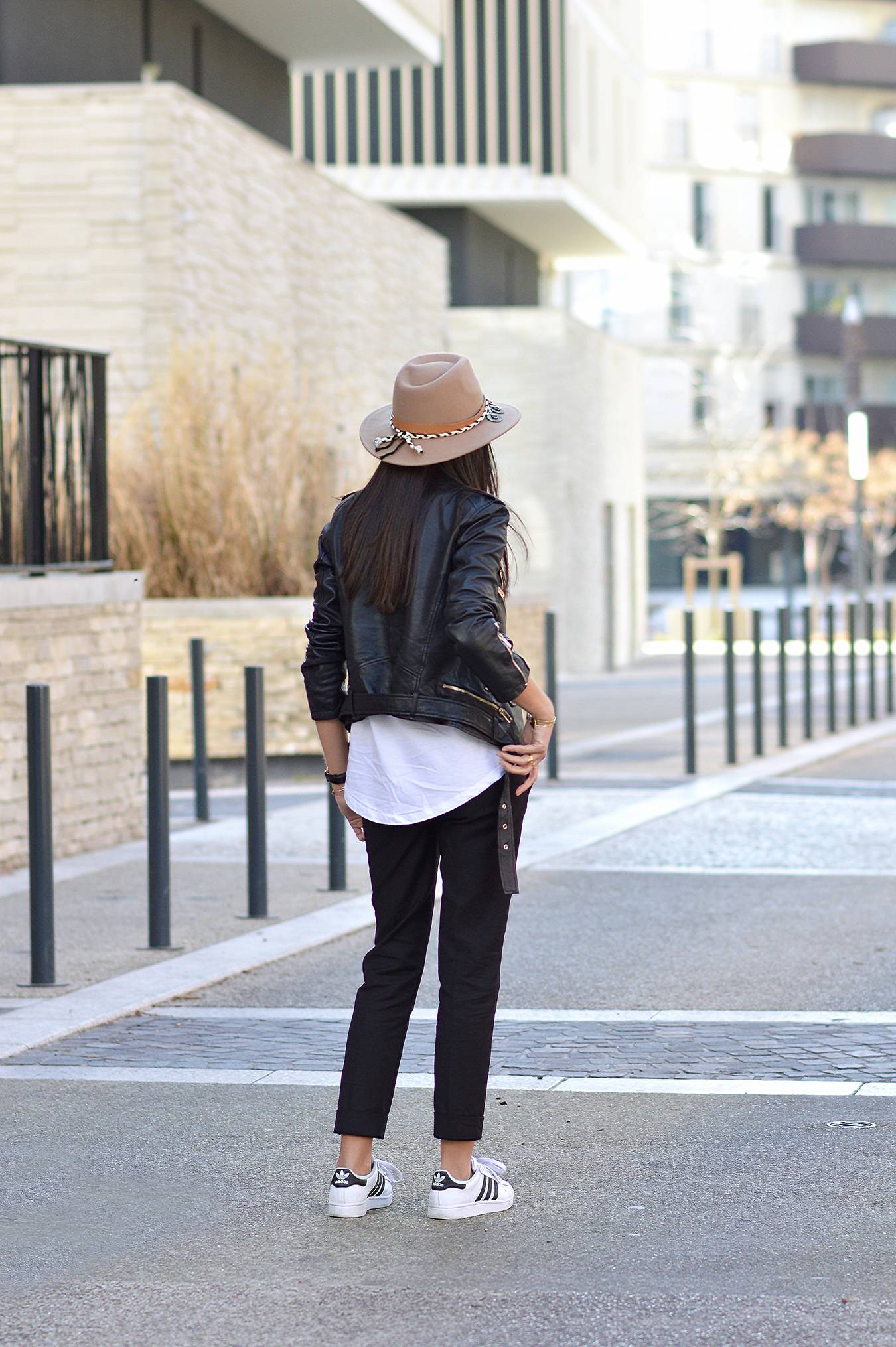 blog mode look tendance 2016 pantalon à pinces perfecto noir en cuir chapeau beige