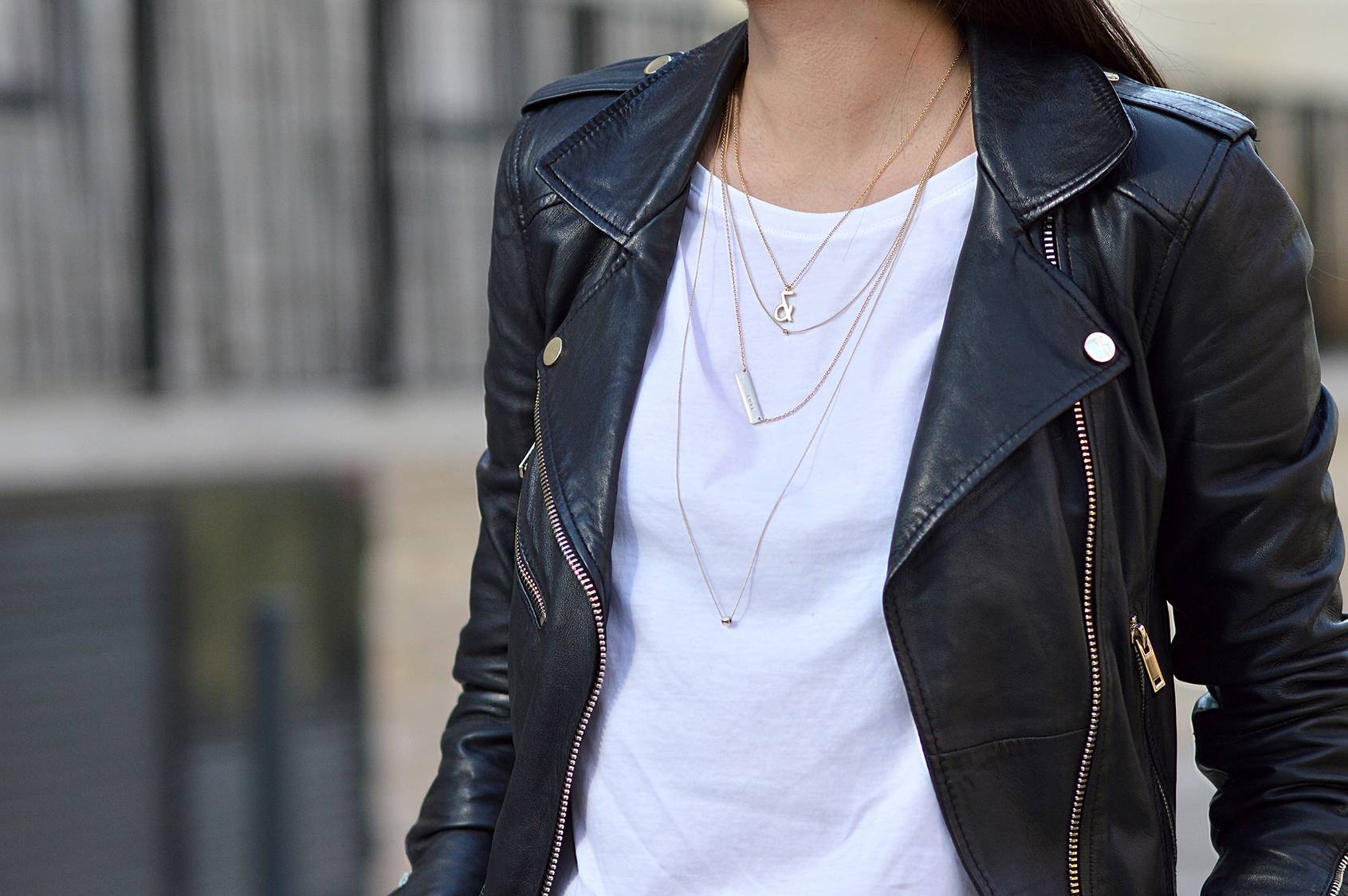 blog mode supperposition accumulation de bijoux perfecto noir cuir t-shirt blanc basique