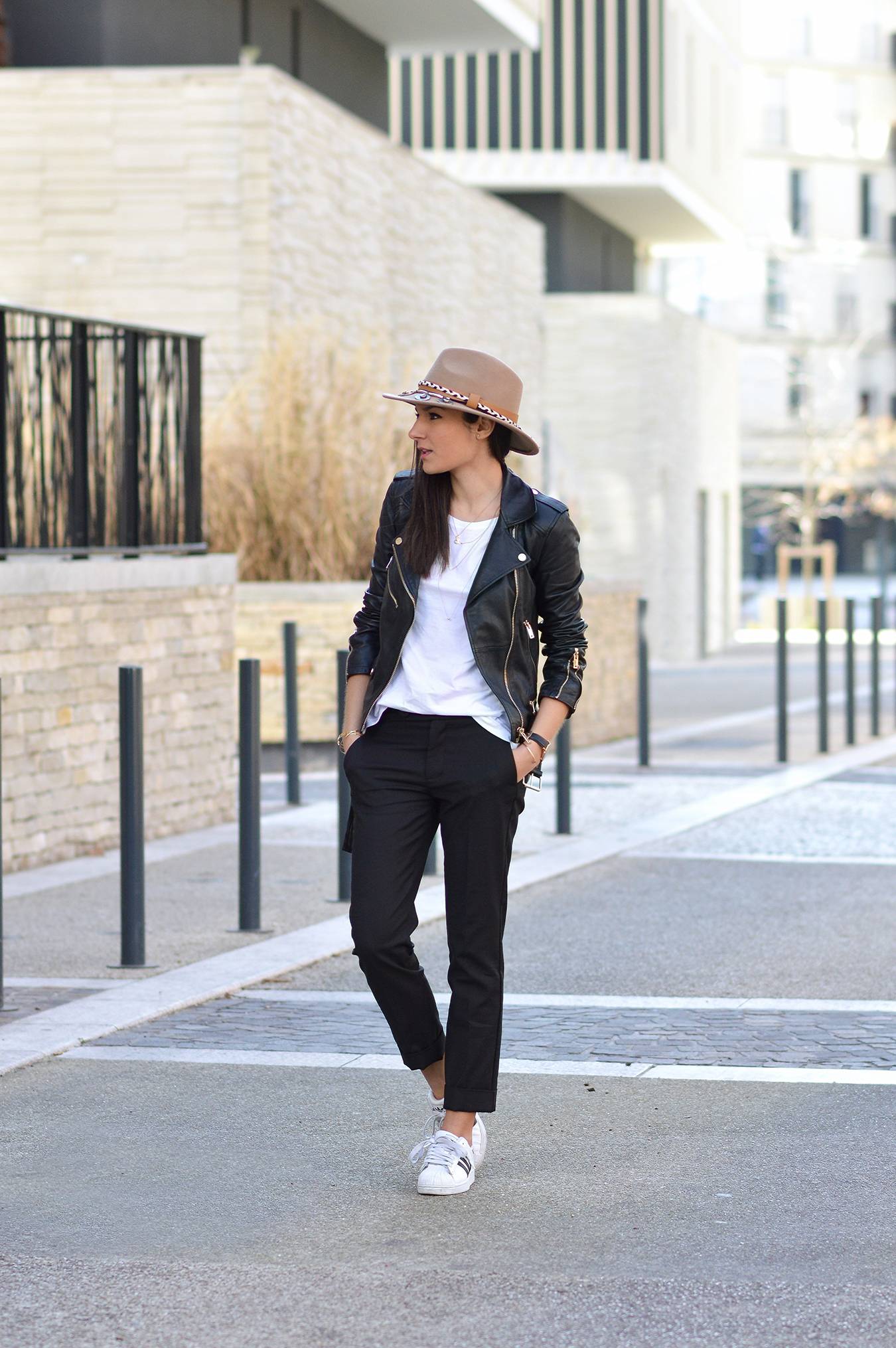 blog mode tenue pantalon à pinces baskets adidas superstar chapeau beige perfecto