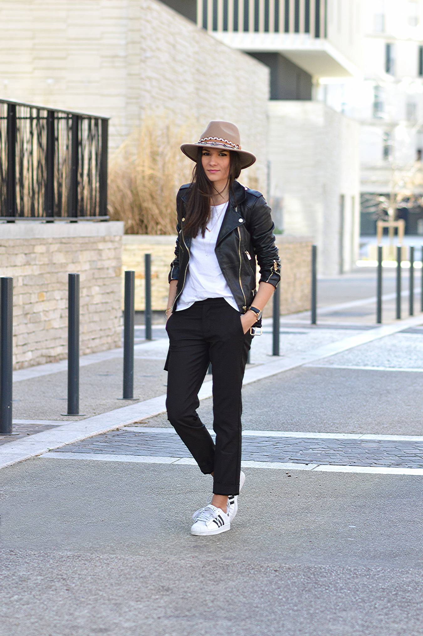 look 2916 blog mode pantalon à pinces baskets superstar adidas perfecto en cuir