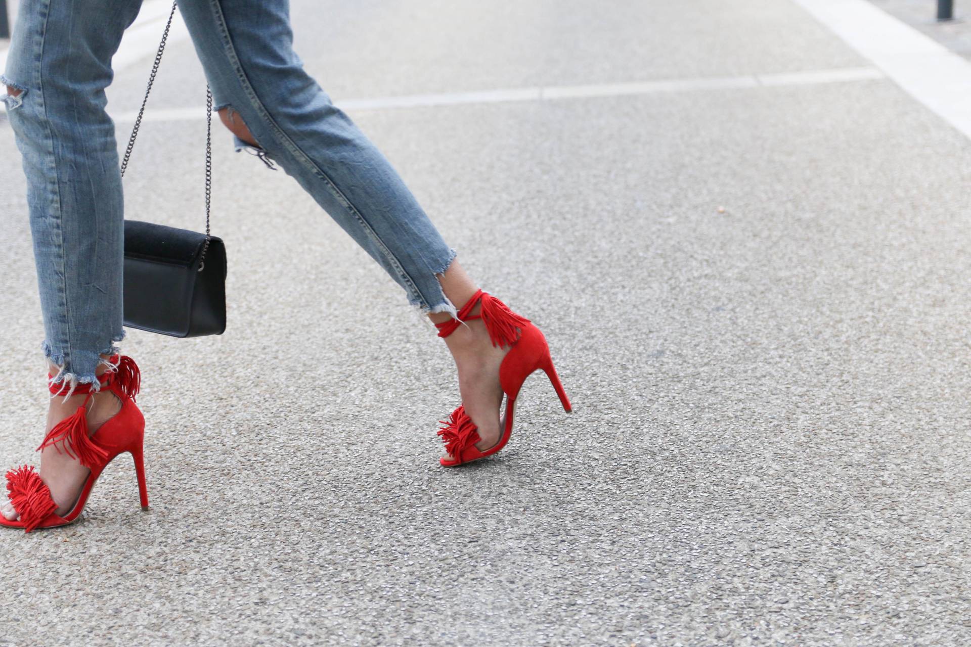 chaussures rouge pompons