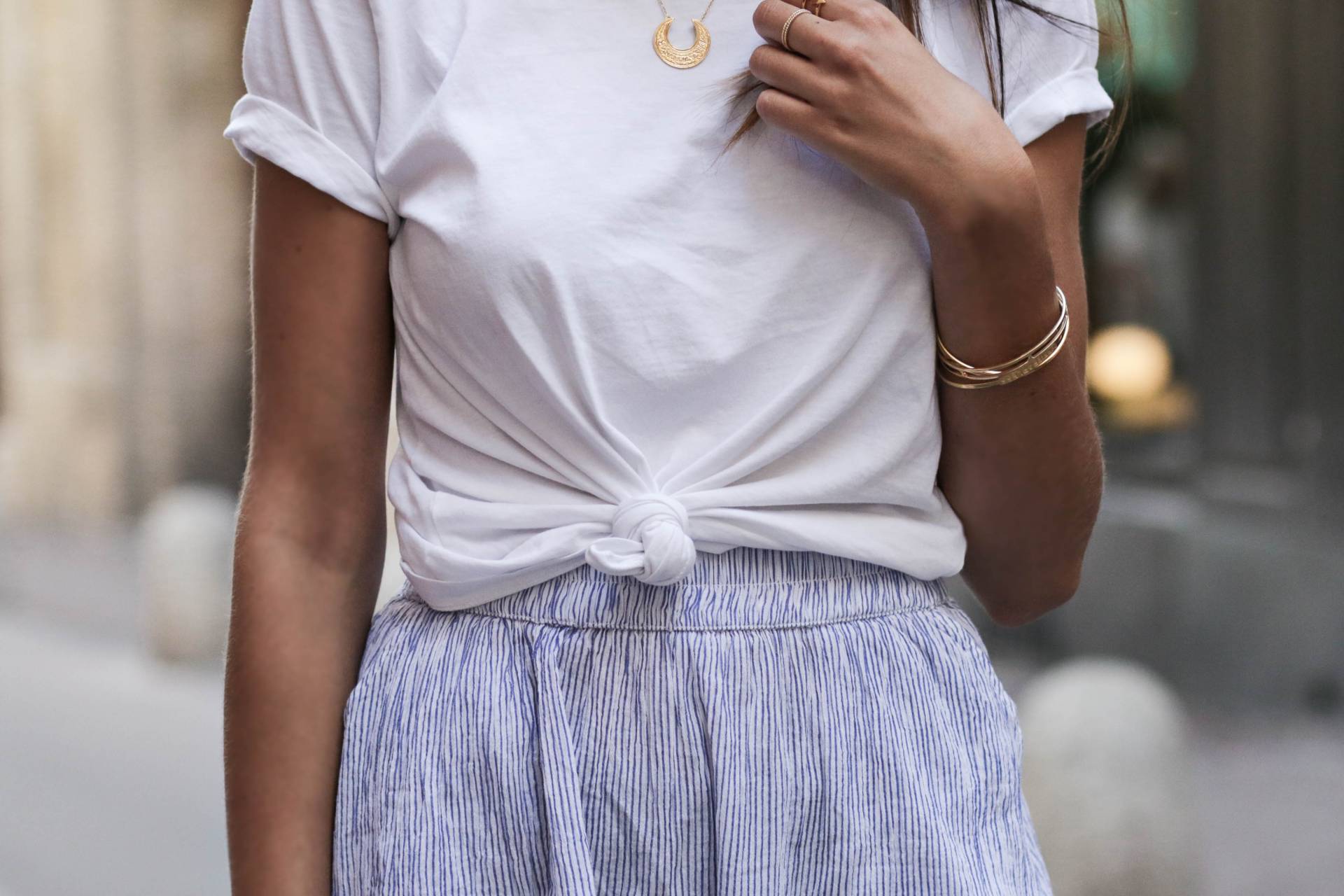 t-shirt blanc noué à la taille