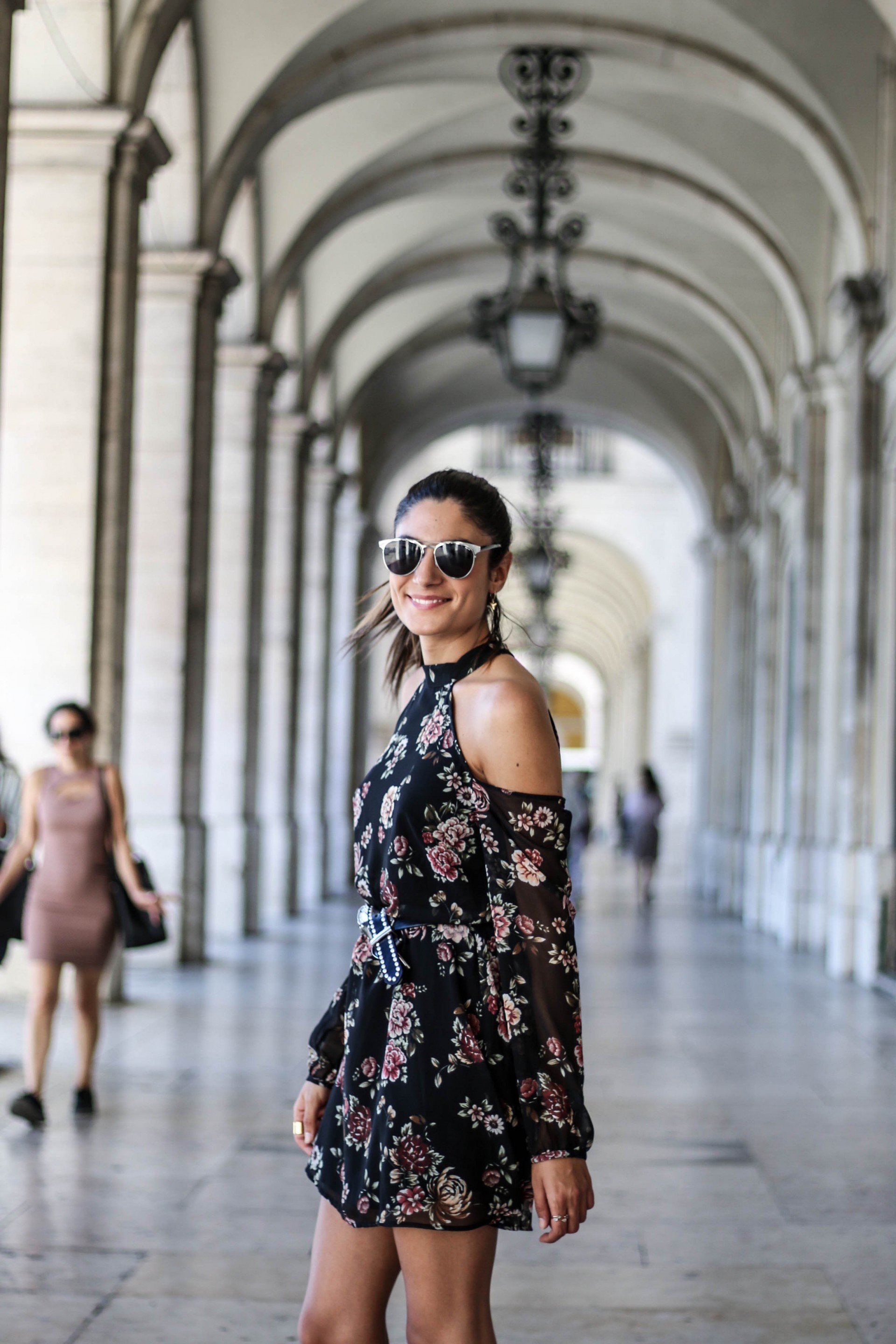 blog-mode-robe-noir-fleurs-epaules-denudees