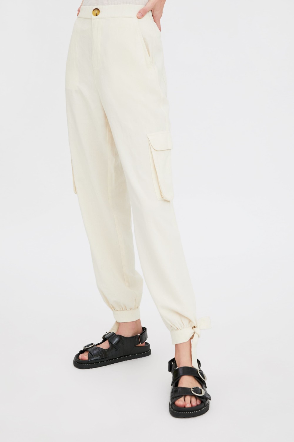 https://www.zara.com/fr/fr/pantalon-cargo-p02536063.html?v1=9627041&v2=1180429