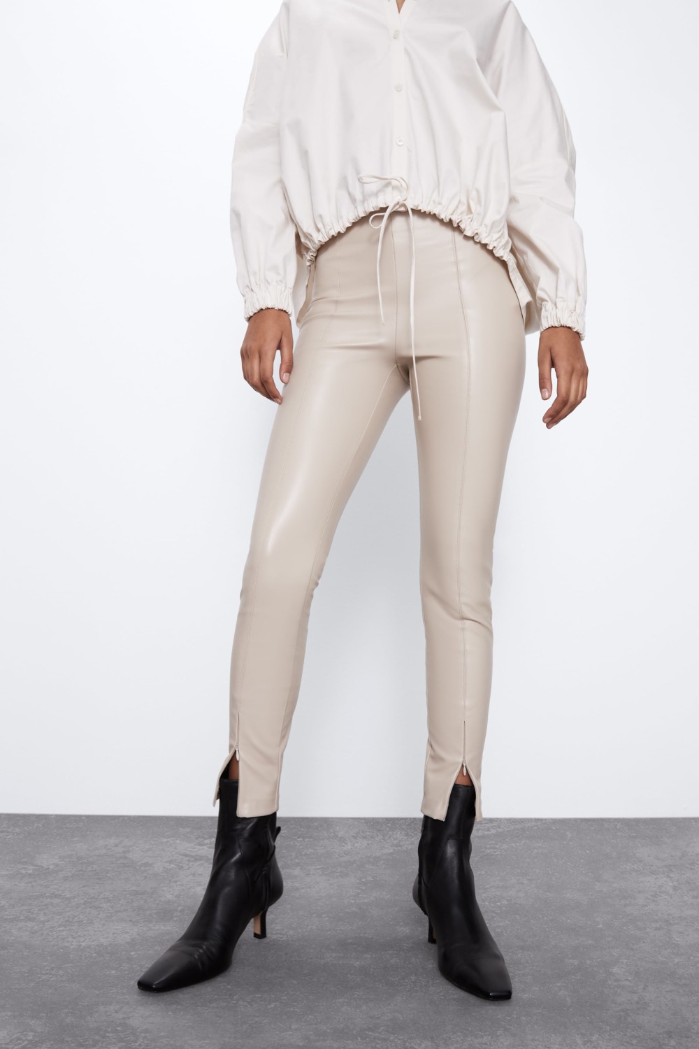 https://www.zara.com/fr/fr/legging-en-cuir-synthétique-p09815235.html?v1=42113540&v2=1445724