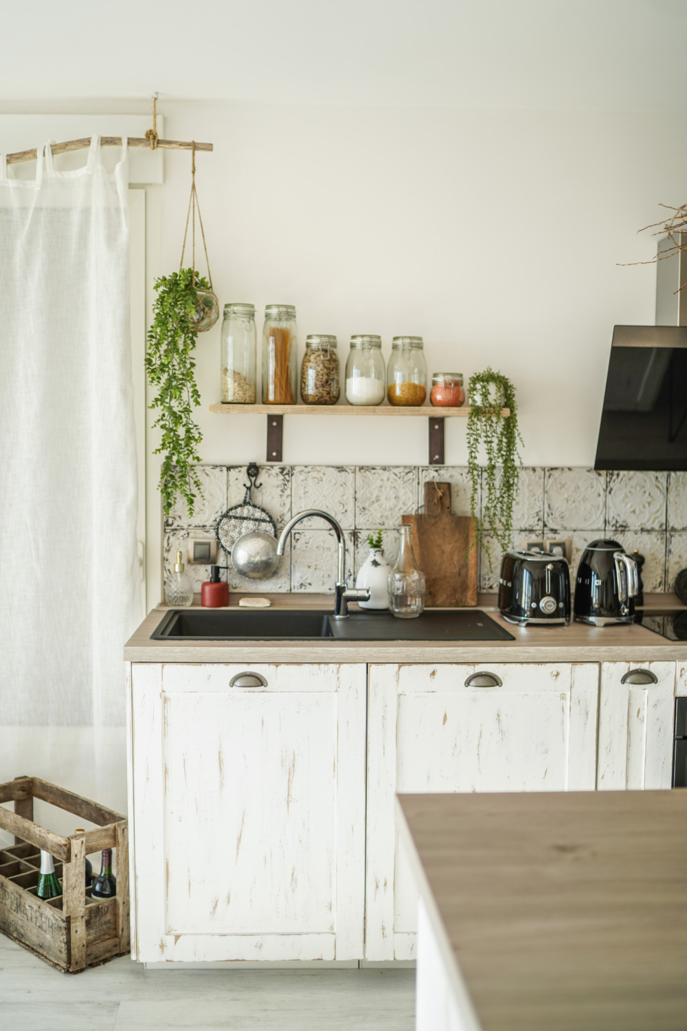 Comment poser de l'adhésif décoratif sur des façades de cuisine ? 