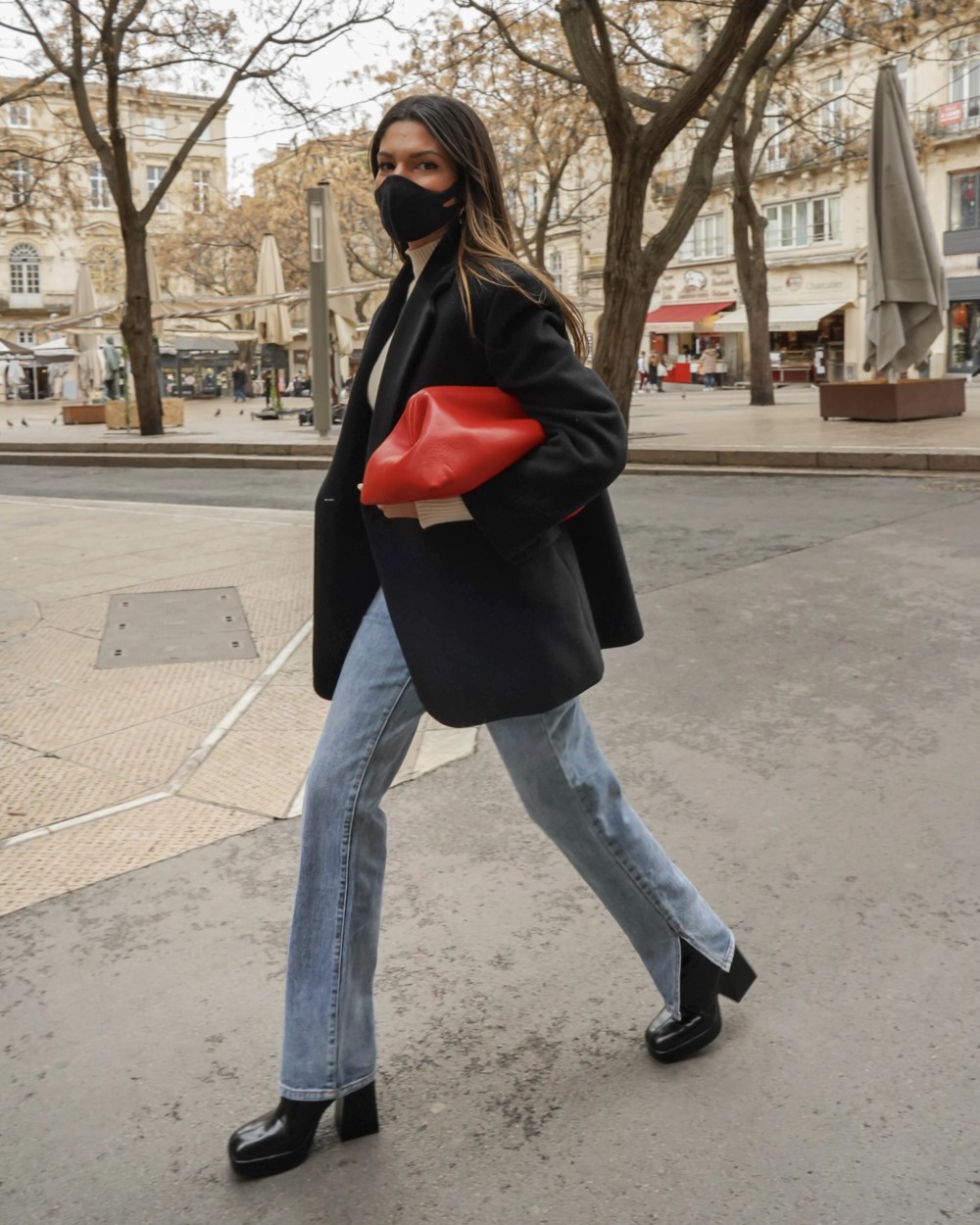 Blog Mode Idée De Look Hiver Manteau Court Blazer Talons Compensés Pas Cher Pochette Pouch Rouge Cos Jean Fendu En Bas 12