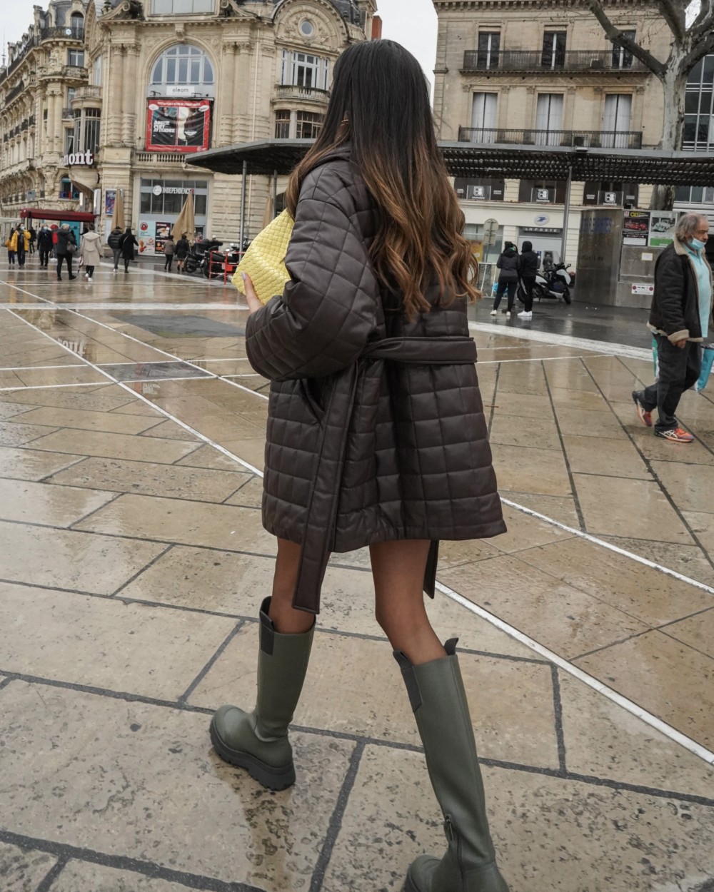 Look Bottes De Pluie Stradivarius Veste Matelassee Marron Pochette Tressee Jaune Junesixtyfive Look Hiver Blog Mode